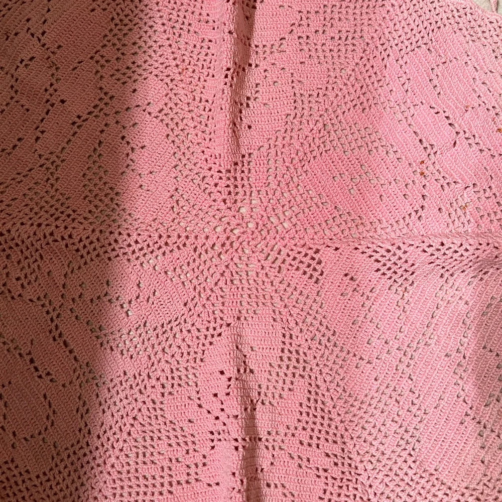 VTG Crocheted pink Octagon shaped small table cover. Measures 26 inches across